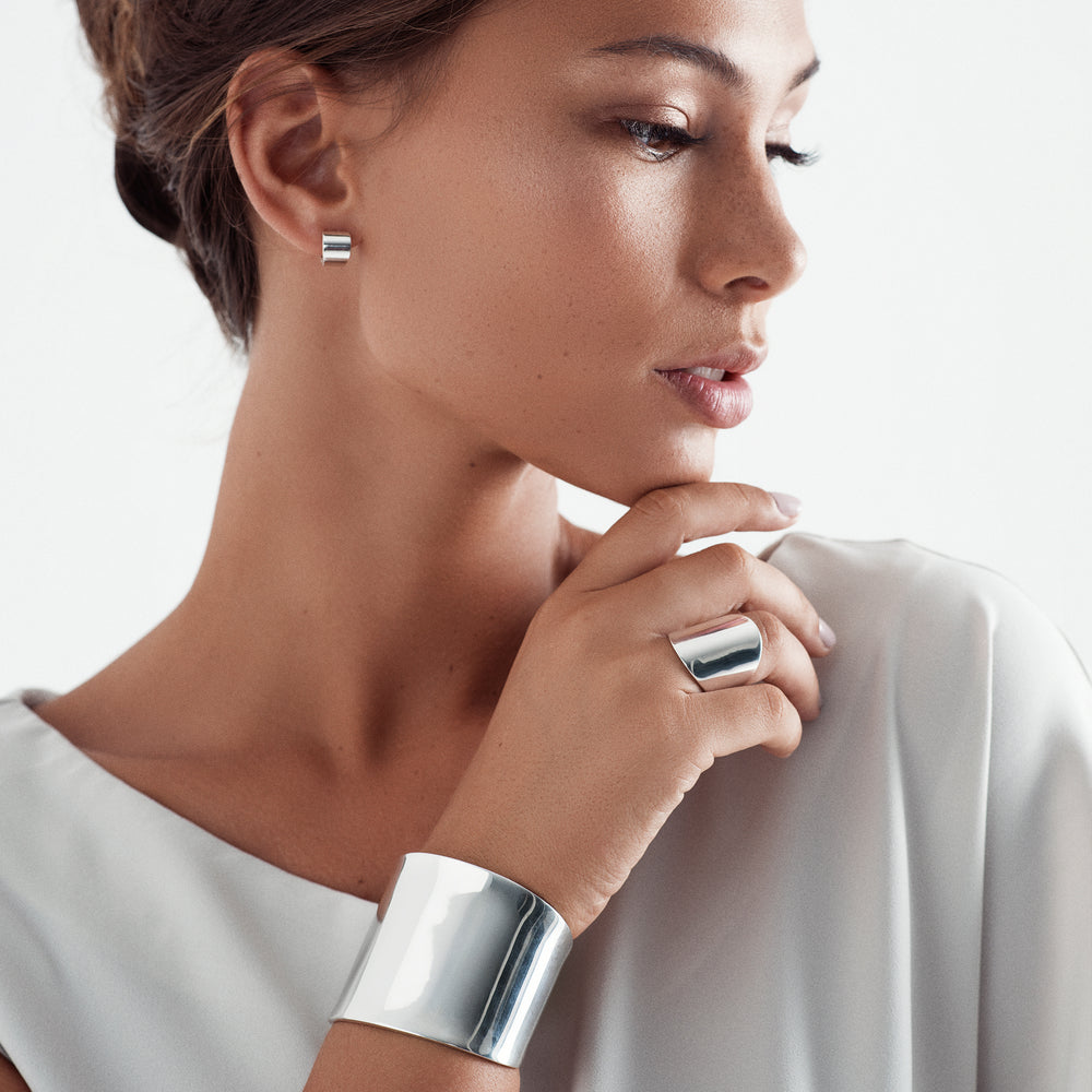 Cute huggie hoop earrings are an understated way to show off your fashion sense. These beautiful quality designer 925 sterling silver earrings close around lobes for a seamless style.